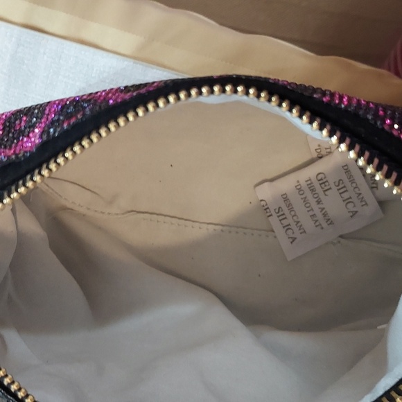 Betsey Johnson Pink & Leopard chain link / gold & silvertone crossbody - Picture 6 of 7